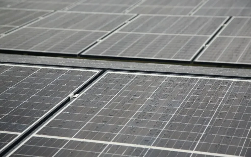 Sněmovna zasadila ránu rozvoji nových obnovitelných zdrojů energie: I přes varování oborových asociací poslanci schválili likvidační návrh pro provozovatele obnovitelných zdrojů včetně škol, obcí či malých podniků